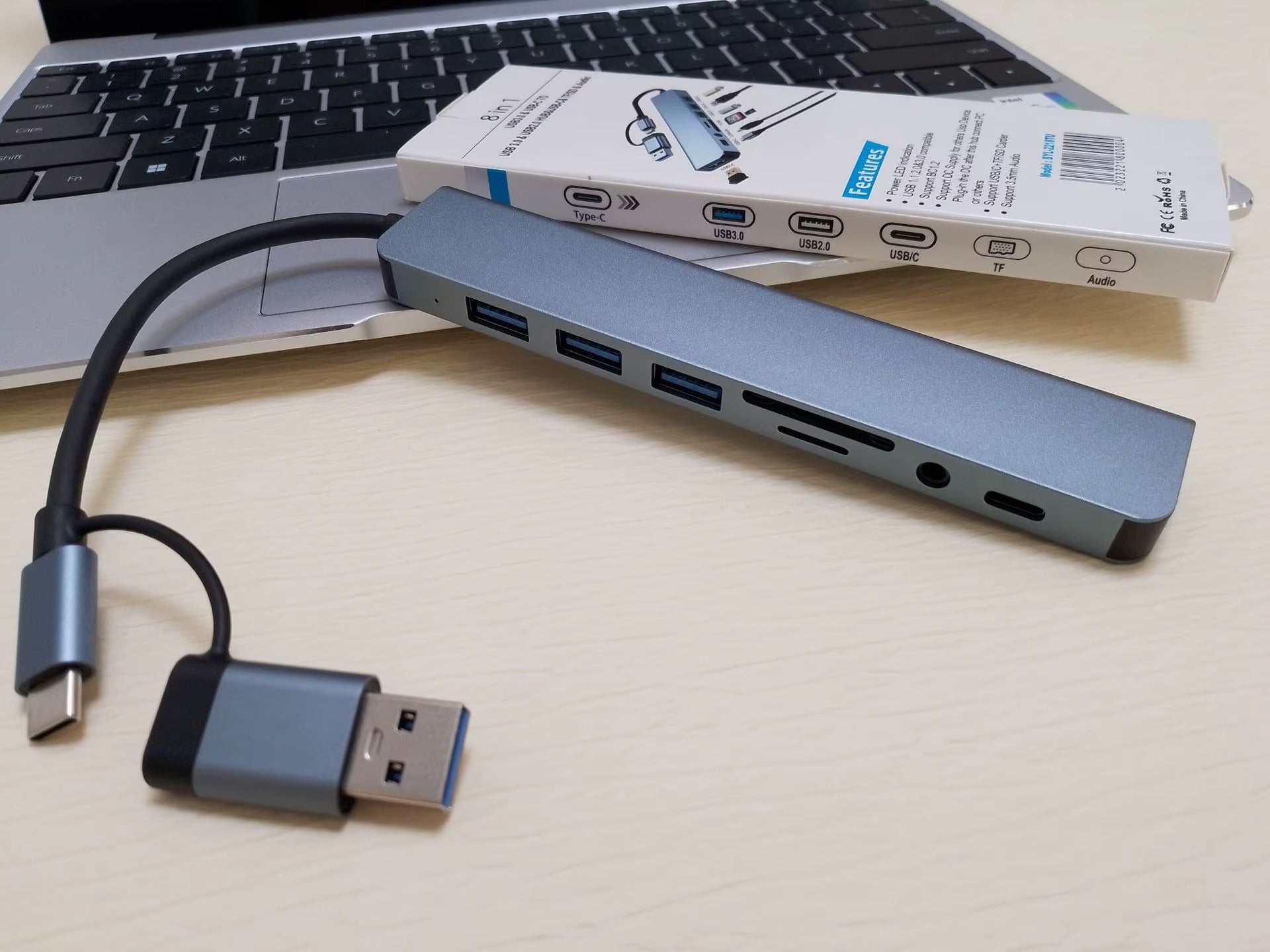 Hub USB 8-en-1 Multiport avec Audio et TFPD
